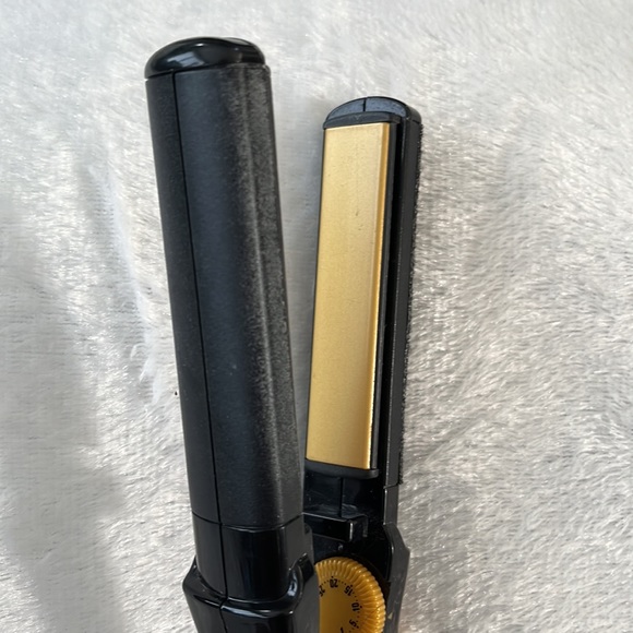 Perfect travel hair straightener - Picture 3 of 4